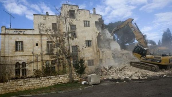 جرافة اسرائيلية تهدم الفندق/أ.ف.ب