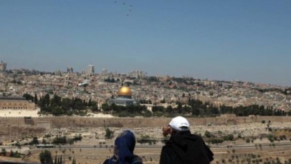 منظر عام لمدينة القدس المحتلة وفي الإطار قبة الصخرة وأسوار البلدة القديمة