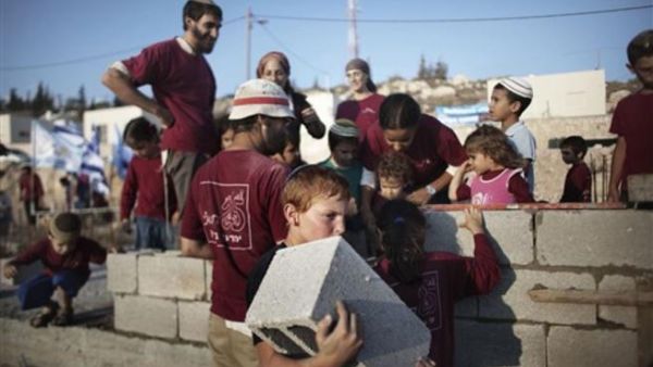 مستوطنون يهود يستأنفون البناء في مستوطنة بالضفة الغربية/أ.ف.ب