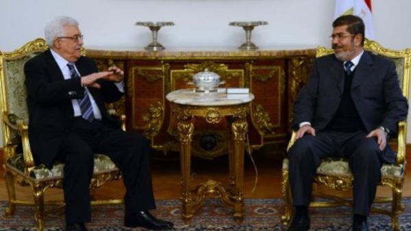 الرئيسان المصري محمد مرسي والفلسطيني محمود عباس خلال اجتماع في القاهرة سبق لقاء فتح حماس/أ.ف.ب