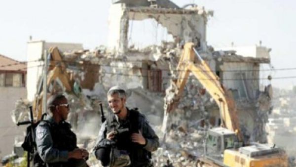 قوات الاحتلال تهدم مبنى سكنيا لفلسطينيين/ ارشيفية