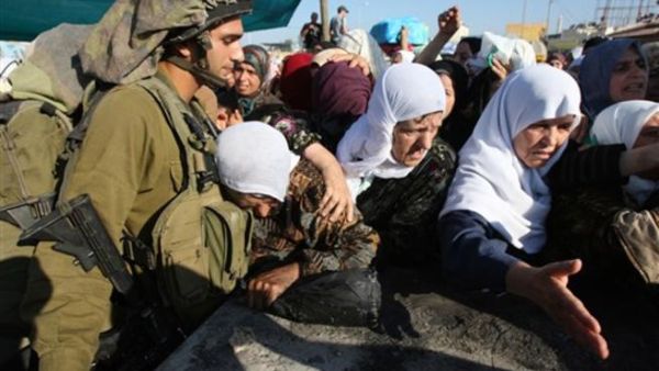 فلسطينيات ينتظرن على حاجز قلنديا في انتظار السماح لهن العبور للصلاة في الاقصى، الجمة/أ.ف.ب