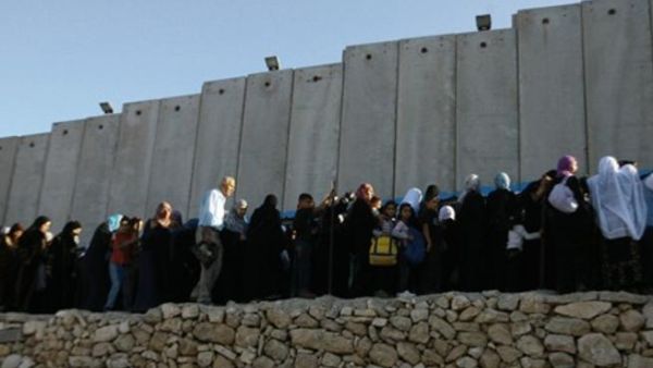 فلسطينيون ينتظرون على حاجز بيت لحم للسماح لهم المرور الى القدس للصلاة/الجمعة/أ.ف.ب