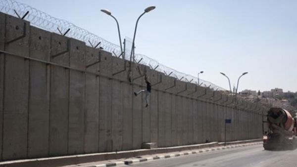 جدار الفصل العنصري يقسم أراضي الضفة الغربية