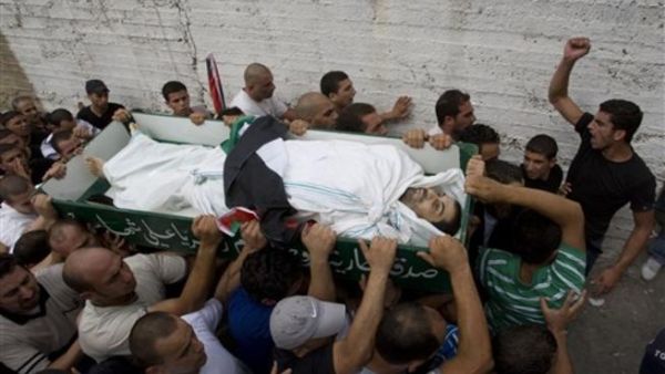 فلسطينيون يشيعون سمير سرحان الذي سقط في المواجهات مع الاحتلال في القدس/أ.ف.ب