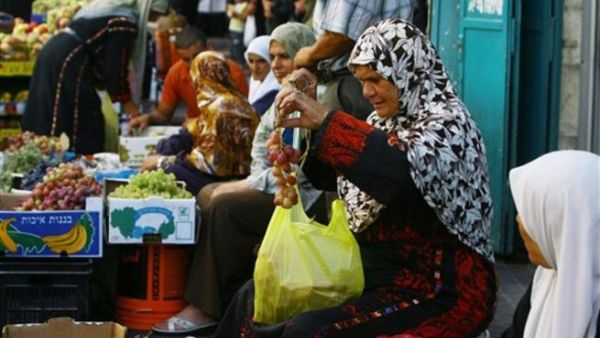 فلسطينيات يبعن ويشترين العنب في سوق ببيت لحم في اخر يوم من رمضان/أ.ف.ب