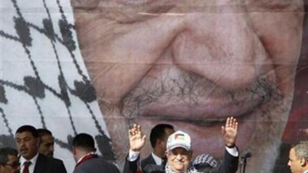 ارشيف: الرئيس الفلسطيني محمود عباس امام لوحة كبيرة للزعيم الراحل ياسر عرفات