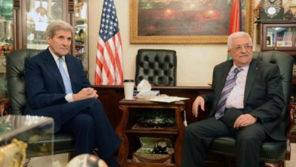 الرئيس الفلسطيني عباس مع وزير الخارجية الأمريكي جون كيري