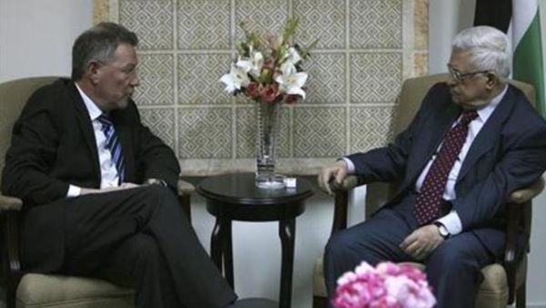 روبرت سري (الى اليسار) خلال اجتماع مع محمود عباس في رام الله بالضفة الغربية