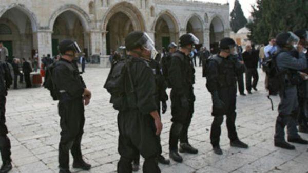 جنود من قوات الاحتلال في ساحات المسجد الاقصى