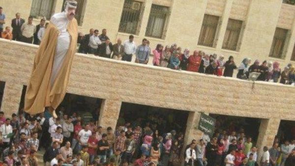 احراق طلبة فلسطينيين دمية تمثل امير دولة قطر