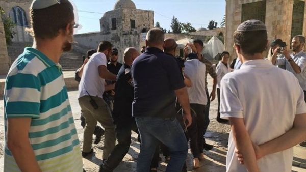 مستوطنون يقتحمون ساحات الاقصى
