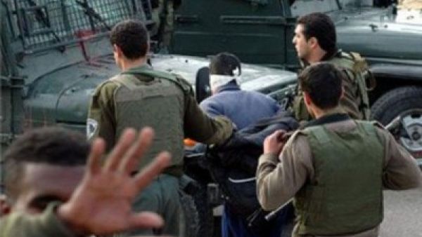 جنود من قوات الاحتلال يعتقلون شابا فلسطينيا/ ارشيفية