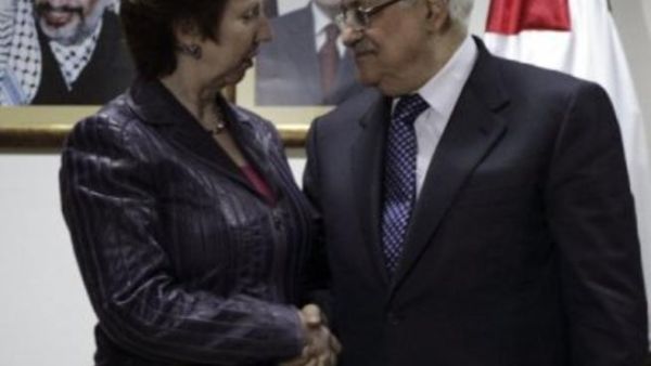 عباس يصافح اشتون في مقر الرئاسة في رام الله