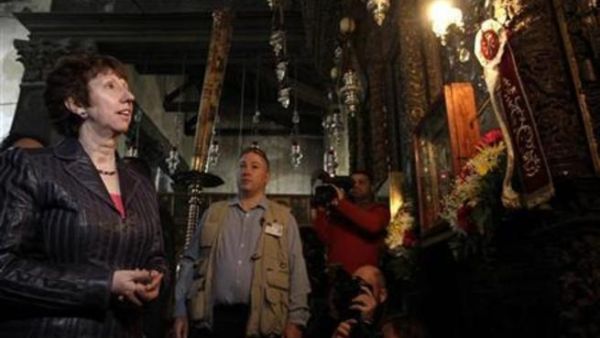 كاثرين اشتون لدى زيارتها كنيسة المهد في بيت لحم
