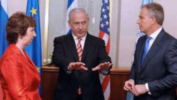 رئيس الوزراء الاسرائيلي يتوسط موفد الرباعية توني بلير ووزيرة خارجية الاتحاد الاوروبي كاثرين اشتون
