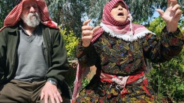 الفلسطينية فوزية عواد من قريا عورتا في الضفة الغربية تتحدث للصحفيين بعد اطلاق سراحها وقد كانت من ضمن 100 امرأة اعتقلهن الجيش الاسرائيلي في حملة بالضفة الغربية الخميس/أ.ف.ب