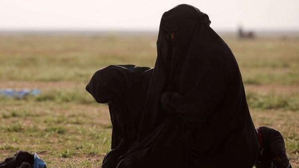 نساء يصلين بالقرب من قرية باغوز، محافظة دير الزور