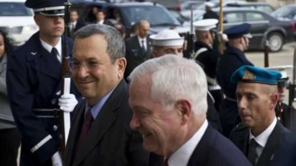 وزير الدفاع الاميركي روبرت غيتس ولاى يمينه نظيره الاسرائيلي ايهود باراك في واشنطن 