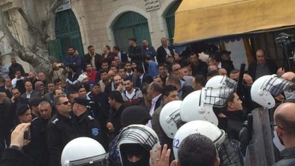 فض أجهزة الأمن الفلسطينية بالقوة لوقفة احتجاجية أمام مجمع المحاكم في مدينة البيرة