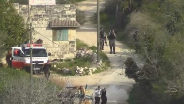 إلقاء قنبلة صوتية تجاه زوجين فلسطينيين يحملان طفلاً رضيعاً