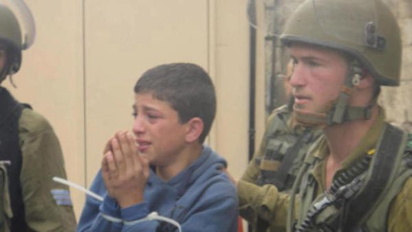 مئات الاطفال في المعتقلات سنويا 