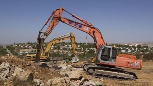 حفارة تعمل في مستوطنة ارييل في الضفة الغربية
