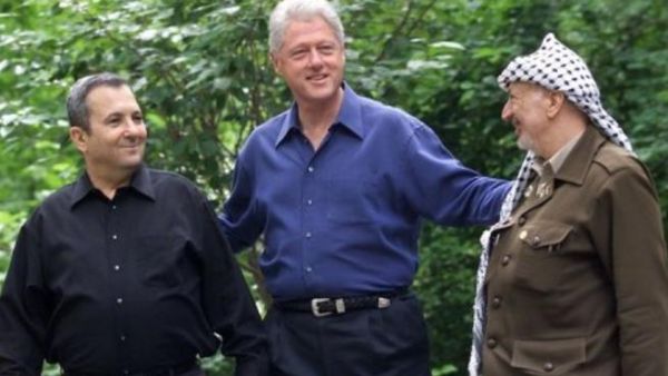 الرئيس الاميركي (السابق) بيل كلينتون يتوسط رئيس الوزراء الاسرائيلي (السابق) ايهود باراك (يسار) والزعيم الفلسطيني (الراحل) ياسر عرفات في كامب ديفيد في 11 تموز/يوليو 2000
