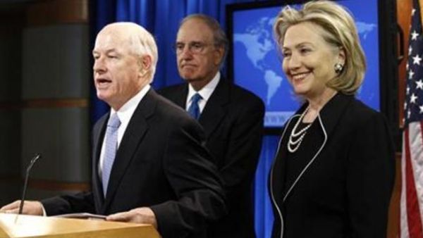 المتحدث باسم وزارة الخارجية الاميركية بي.جيه. كرولي (إلى اليسار) وبجواره الوزيرة هيلاري كلينتون والمبعوث جورج ميتشل 