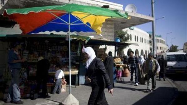 فلسطينيون بشارع في القدس الشرقية 
