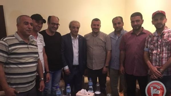 اللواء ماجد فرج يتوسط مبعدي كنيسة المهد