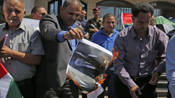 حرق صور للرئيس الأمريكي دونالد ترامب، خلال وقفة احتجاجية بمدينة رام الله