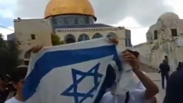 مستوطنون يرفعون العلم الإسرائيلي داخل المسجد الأقصى