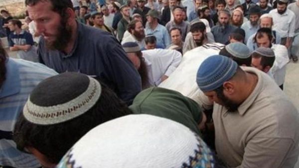 مستوطنون يشيعون جثمان مستوطن قتل خلال إقتحامه وآخرين قبر النبي يوسف في نابلس