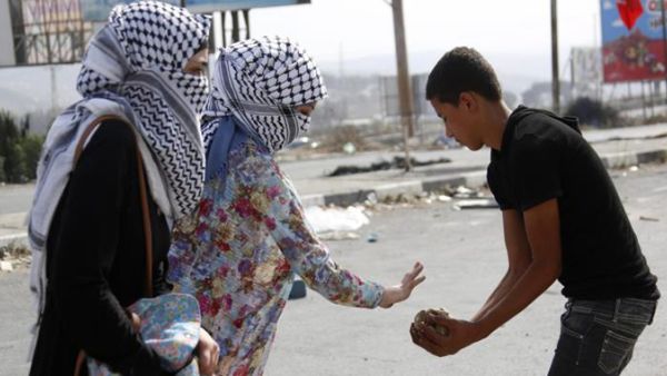 الفلسطينييات يشاركن الشبان في مواجهة قوات الاحتلال الإسرائيلي