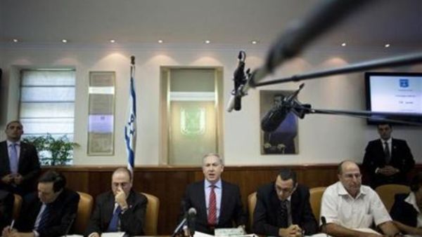 رئيس الوزراء الاسرائيلي بنيامين نتنياهو (وسط الصورة) في الاجتماع الاسبوعي لمجلس الوزراء يوم الاحد.