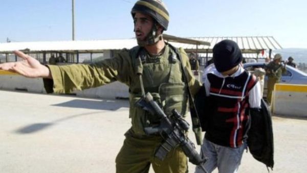 جندي اسرائيلي يعتقل فتى فلسطينيا في نابلس 