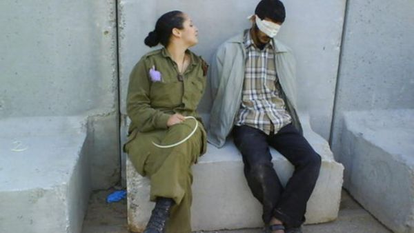 مجندة اسرائيلية تسخر من فلسطيني معتقل