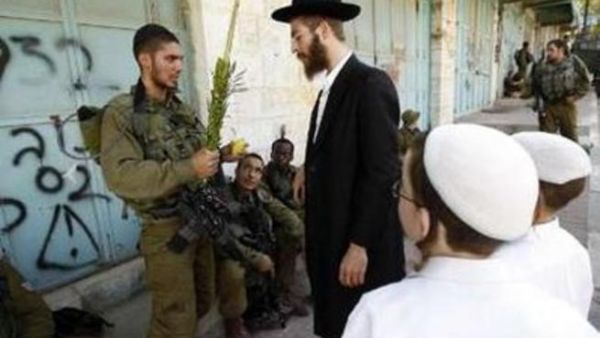 مستوطنون وجنود اسرائيليون في الخليل