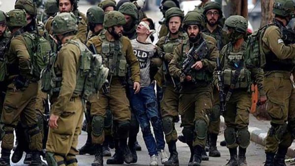 الطفل الفلسطيني المعتقل فوزي الجنيدي محاطا ب 23 جنديا اسرائيليا