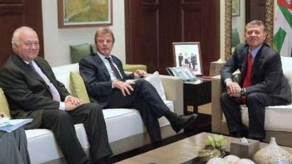 الملك عبدالله الثاني خلال لقائه موراتينوس وكوشنير
