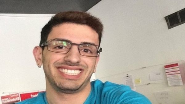 اعتنق كلفن المسيحية في مدينة “إيدمومنتون” وأعلن عن مثليته الجنسية