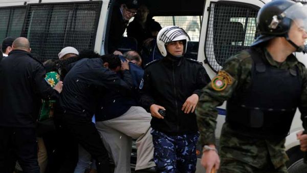 رشق وفد من الكونغرس الأمريكي بالبيض والأحذية، في مدينة رام الله