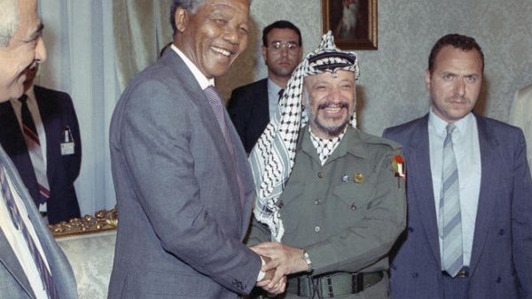 Nelson Mandela shakes hands with Yasser Arafat: South African anti-apartheid leader Nelson Mandela meets with Palestinian Liberation Organization Chairman Yasser Arafat, May 20, 1990 in Cairo. Both are in Cairo to meet with Egyptian President Hosni Mubarak. (Image courtesy of News Najj)
