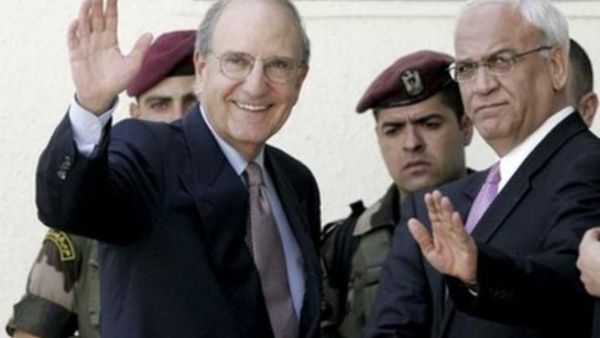 المفاوض الفلسطيني صائب عريقات والى يساره ميتشل