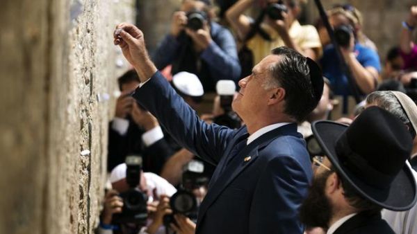رومني عند حائط المبكى في القدس/أ.ف.ب