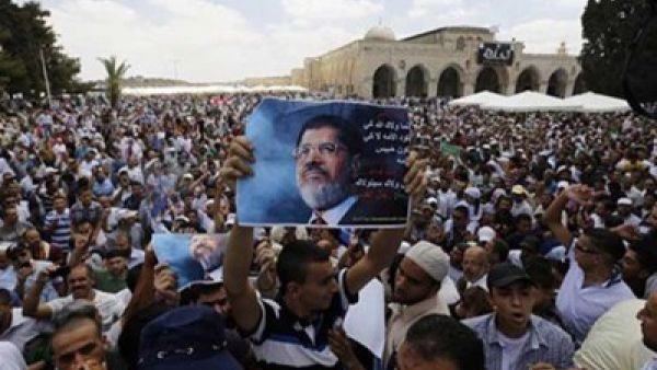 مئات الفلسطينيين يتظاهرون في الاقصى تاييدا لمرسي
