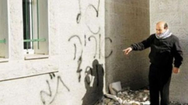 مستوطنون متطرفون يحرقون فجر الأربعاء، أجزاءً من مسجد ببلدة “دير استيا” 