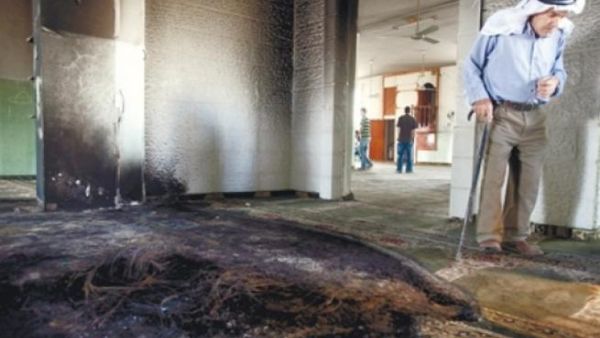 مستوطنون يحرقون مسجدا في قرية قصرة جنوبي نابلس ويكتبون شعارات مسيئة للرسول صلى الله عليه وسلم