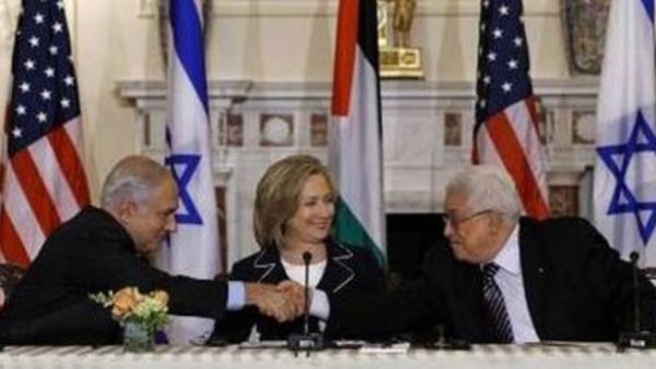 عباس ونتانياهو يتصافحان بحضور كلينتون
